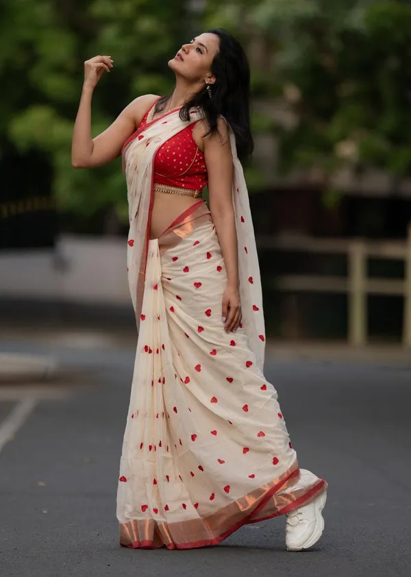White_Mul_Cotton_Saree_With_Blouse_Piece_For_Women