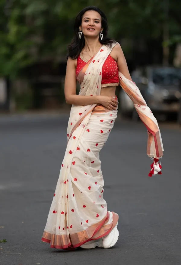 White_Mul_Cotton_Saree_With_Blouse_Piece_For_Women