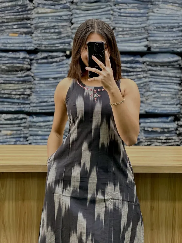 Elegant_Black_Ikat_Sleeveless_Kurta_Set