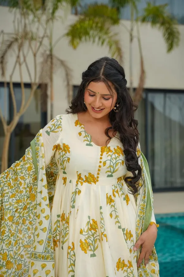 Sunlit_Floral_Charm:_Ivory_Anarkali_Set