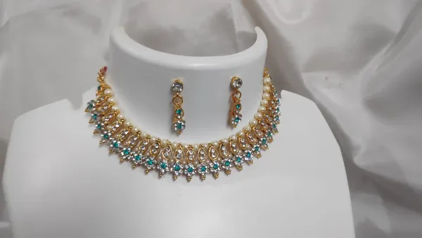 Gold___Brass_Metal_Necklace_For_Women