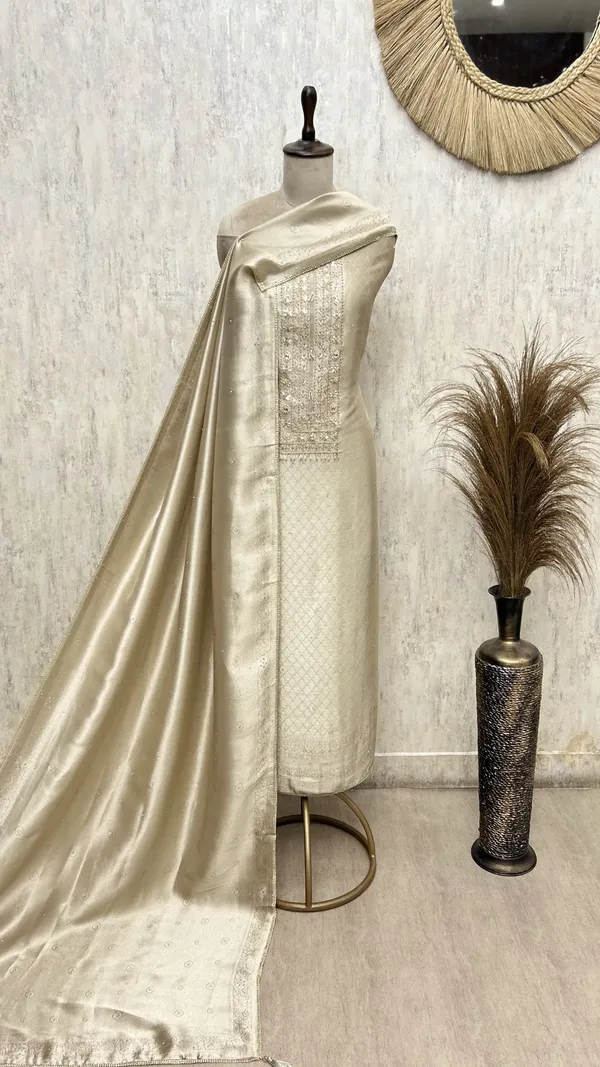 Elegant_Giraffe_Tissue_Unstitched_Suit_Ensemble_Ivory
