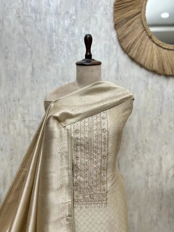 Elegant_Giraffe_Tissue_Unstitched_Suit_Ensemble_Ivory
