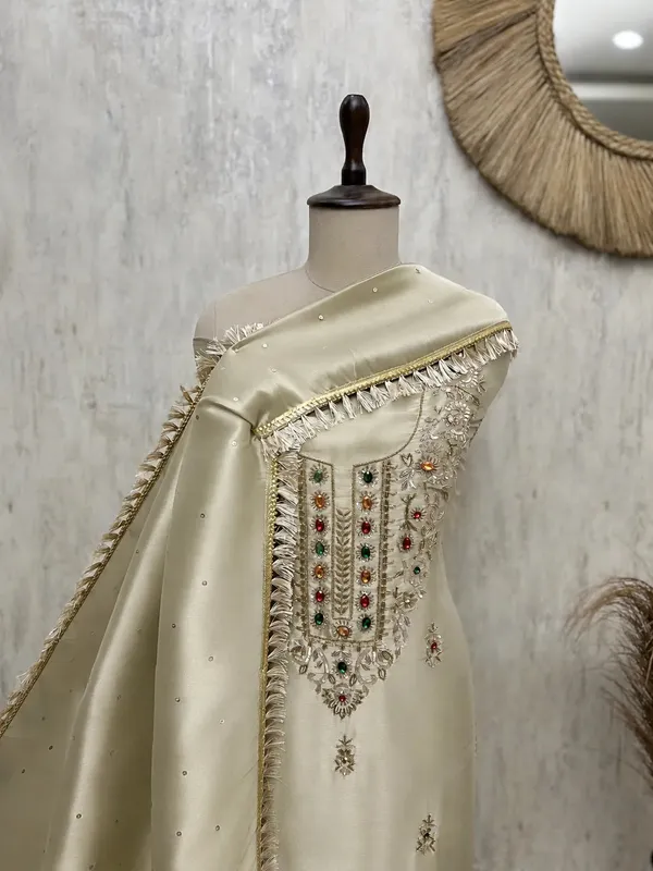 Effortless_Elegance_Giraffe_Tissue_Unstitched_Suit_Ivory