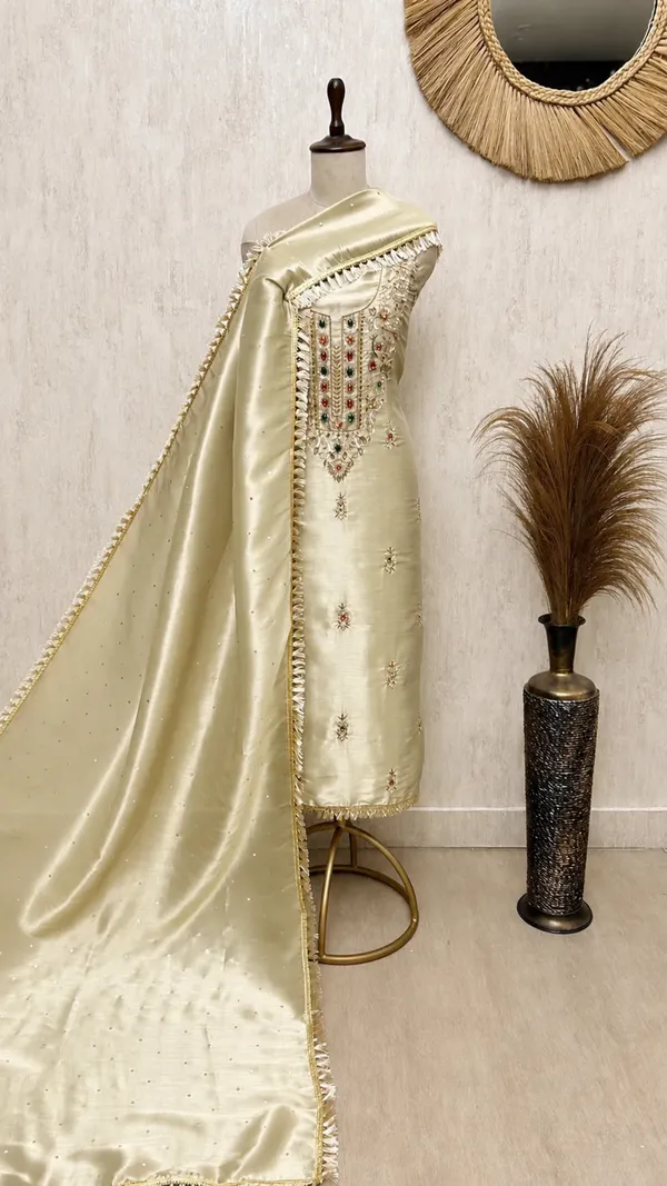 Effortless_Elegance_Giraffe_Tissue_Unstitched_Suit_Ivory