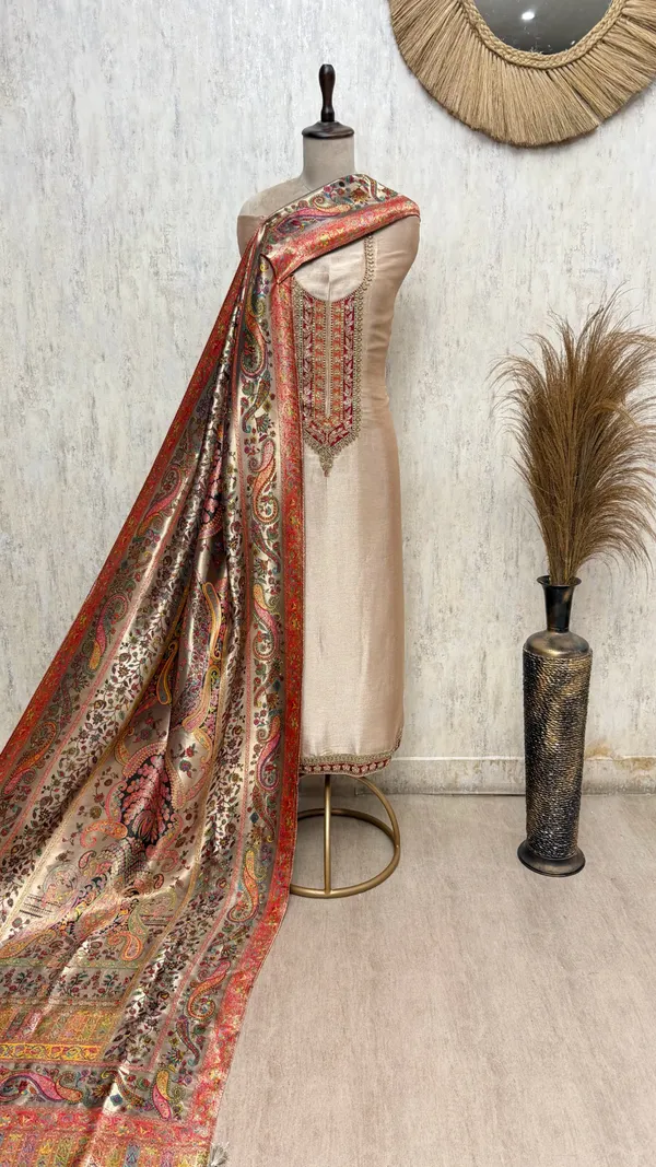 Sophisticated_Giraffe_Tissue_Unstitched_Suits_Golden_Beige