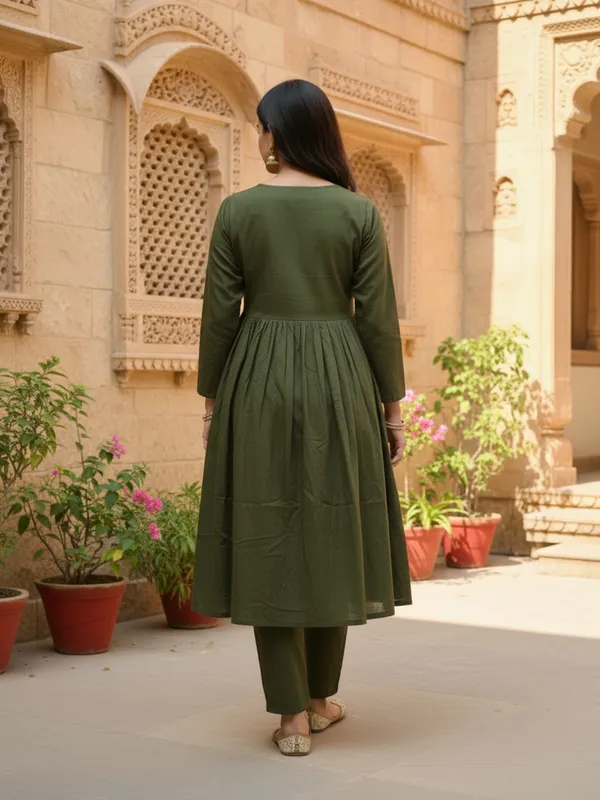 Green_Trendy_Design_Viscose_Rayon_Kurta_Pant_Set_For_Women
