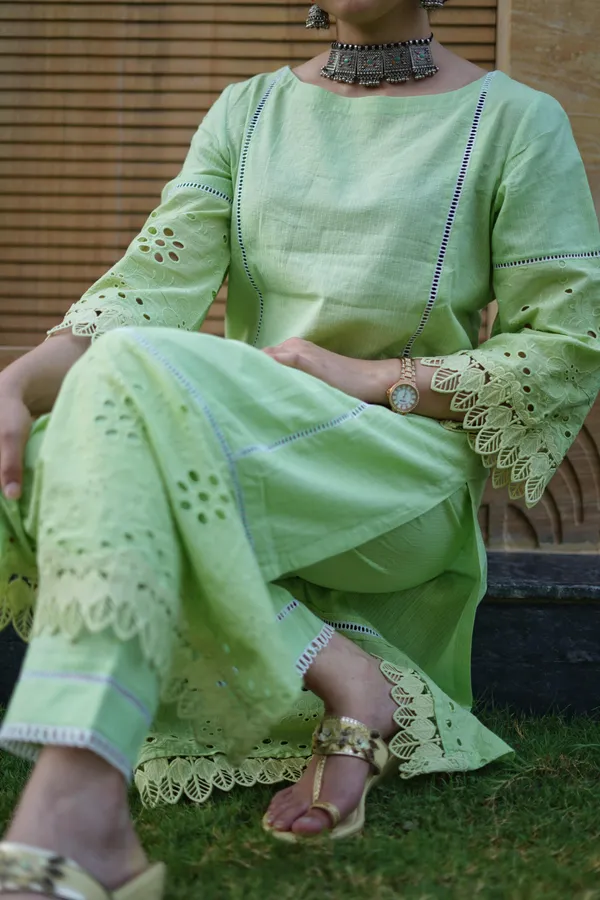 Green_Elegant_Design_Cotton_Kurta_Set_For_Women
