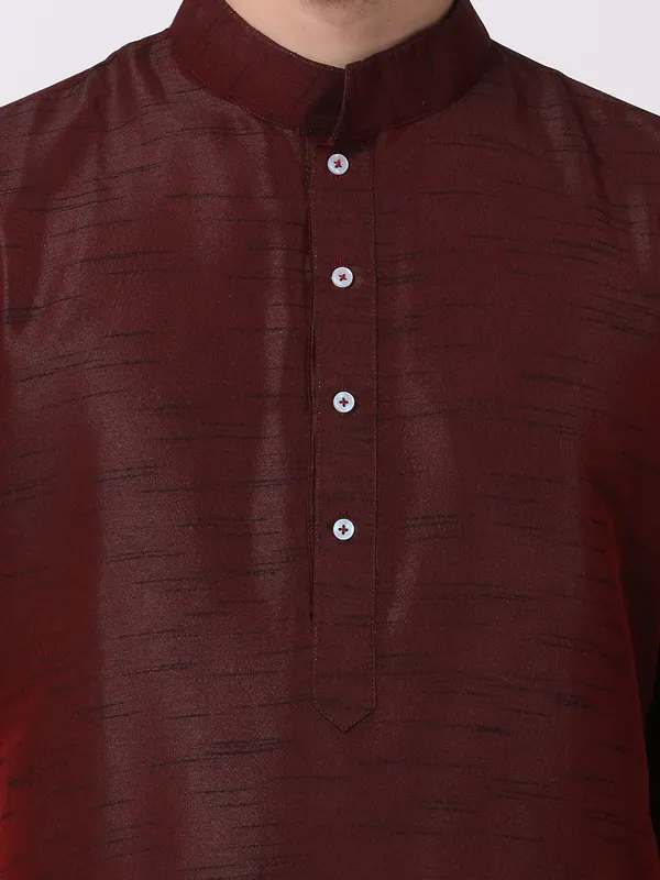 Tabard_Men_Solid_Straight_Kurta_(Maroon)