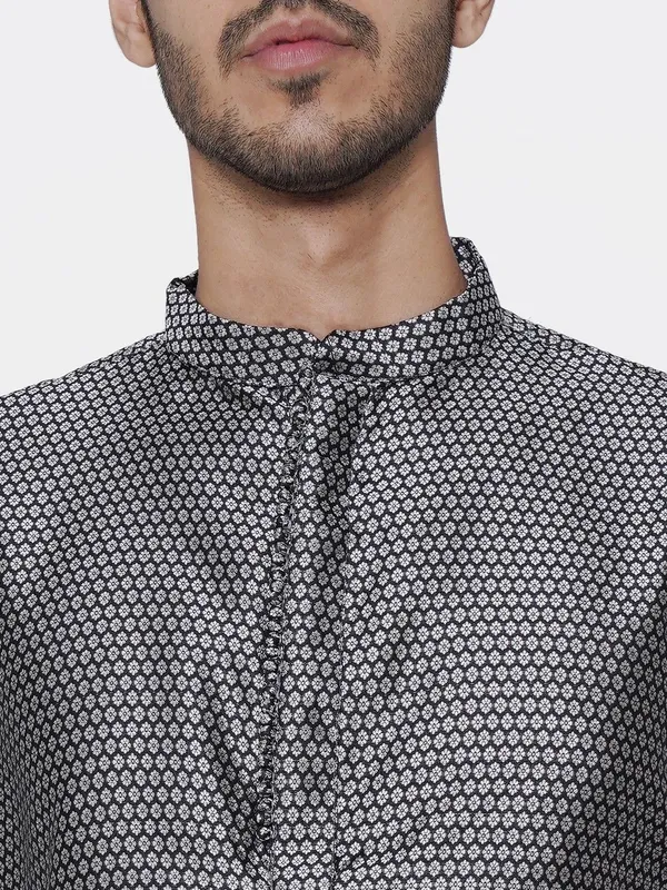 Tabard_Men_Printed_Straight_Kurta_(Silver)