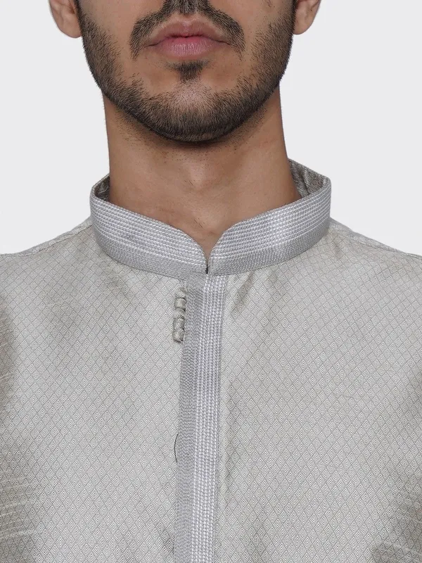 Tabard_Men_Printed_Straight_Kurta_(Silver)