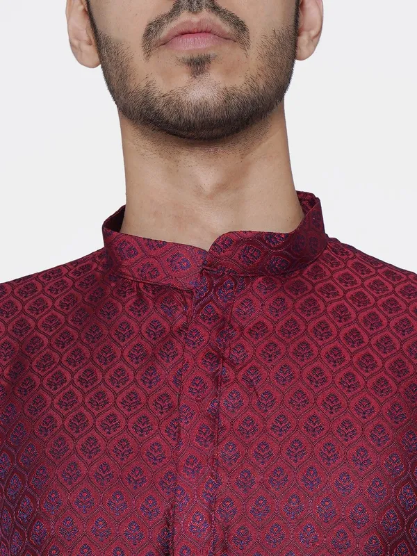 Tabard_Men_Printed_Straight_Kurta_(Maroon)