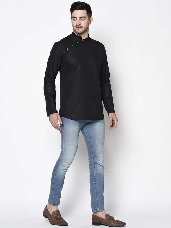 Tabard_Men_Solid_Straight_Kurta_(Black)
