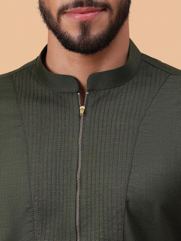 Tabard_Men_Solid_Straight_Kurta_(Dark_Green)