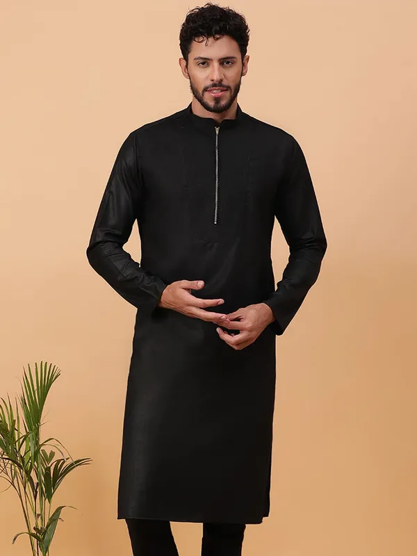 Tabard_Men_Solid_Straight_Kurta_(Black)
