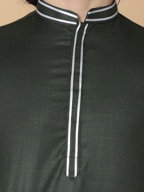 Tabard_Men_Solid_Straight_Kurta_(Green)