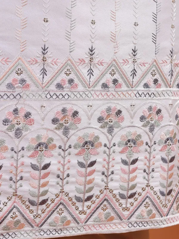 Tabard_Men_Embroidered_Straight_Kurta_(White)