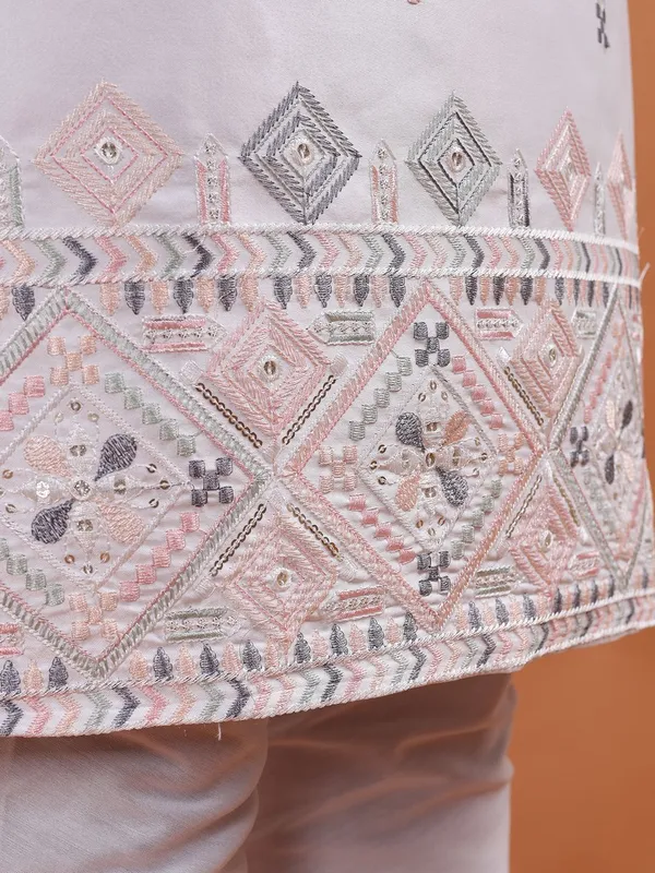 Tabard_Men_Embroidered_Straight_Kurta_(White)