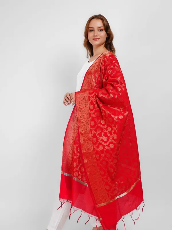 Red_Woven_Design_Gold_Toned_Banarasi_Silk_Dupatta