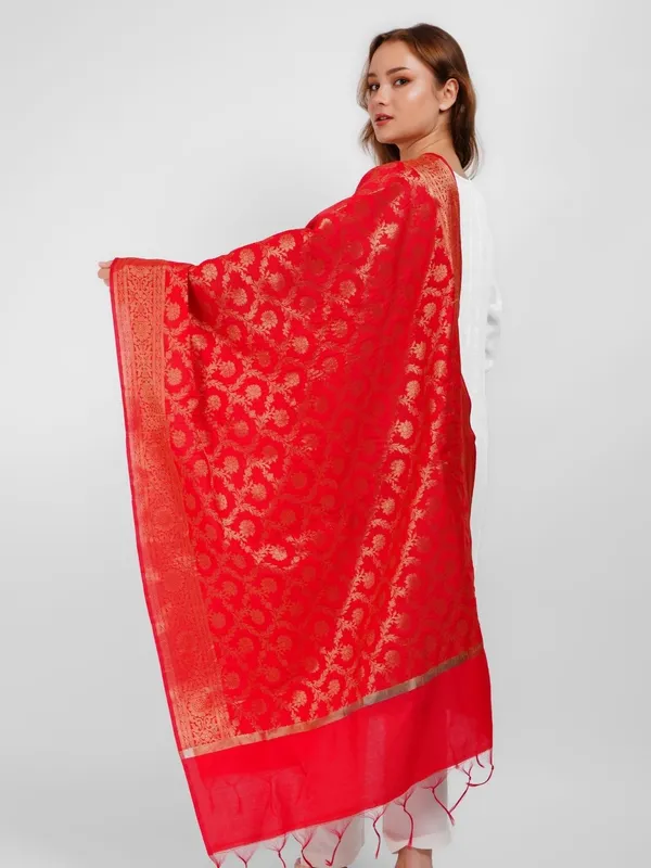 Red_Woven_Design_Gold_Toned_Banarasi_Silk_Dupatta