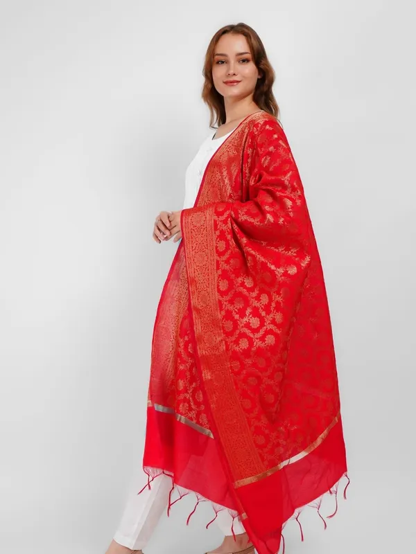 Red_Woven_Design_Gold_Toned_Banarasi_Silk_Dupatta