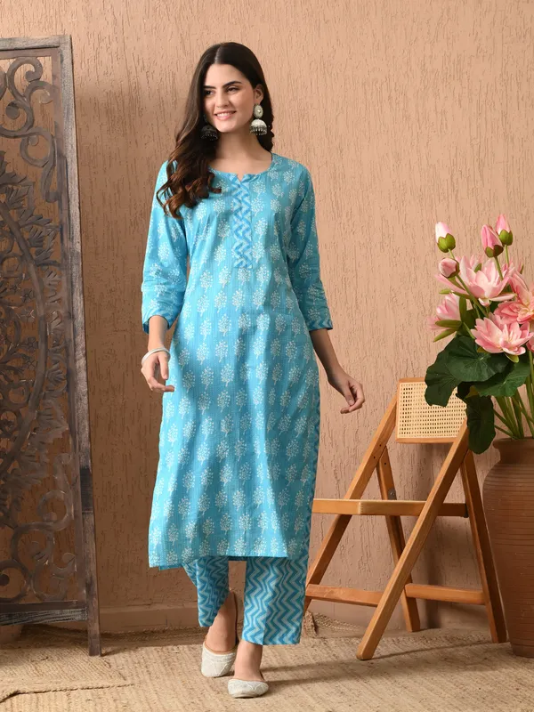 Blue_Floral_Round_Neck_Kurta_Sets_With_Dupatta_For_Women