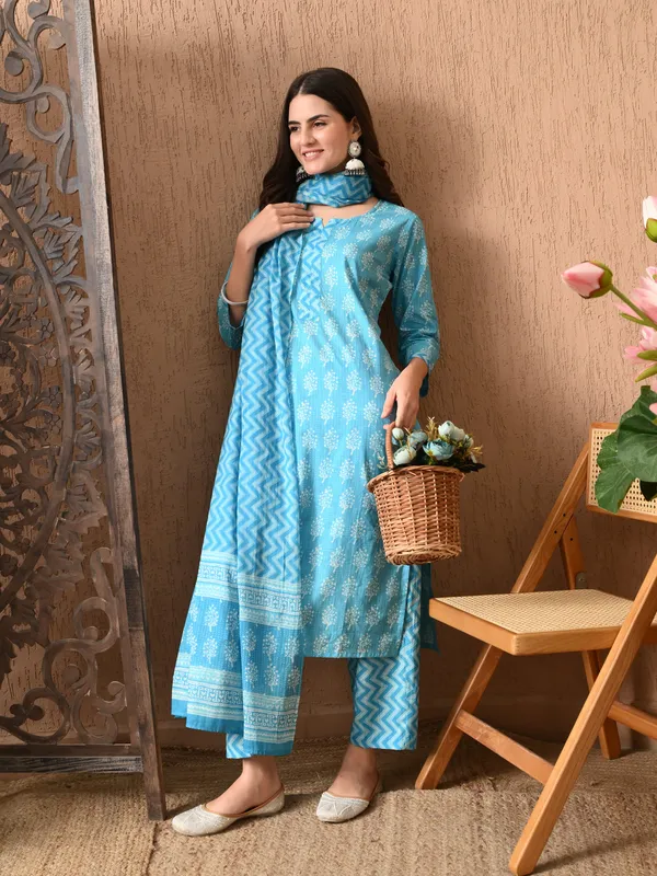 Blue_Floral_Round_Neck_Kurta_Sets_With_Dupatta_For_Women