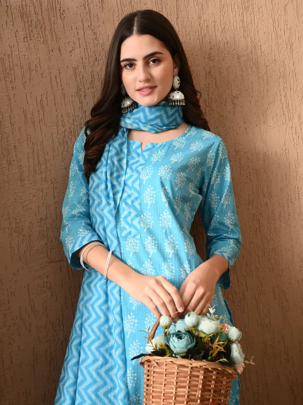 Blue_Floral_Round_Neck_Kurta_Sets_With_Dupatta_For_Women