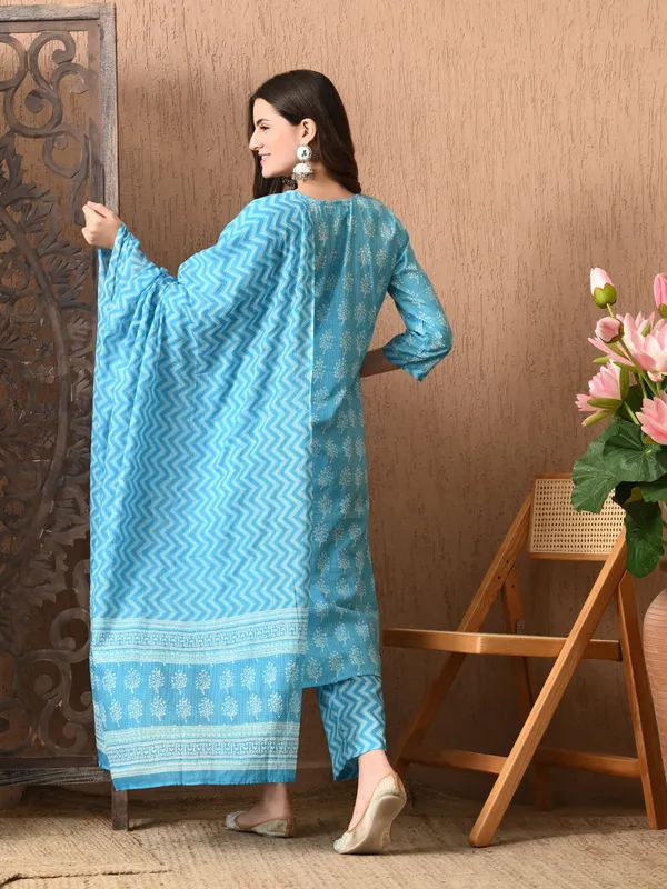 Blue_Floral_Round_Neck_Kurta_Sets_With_Dupatta_For_Women