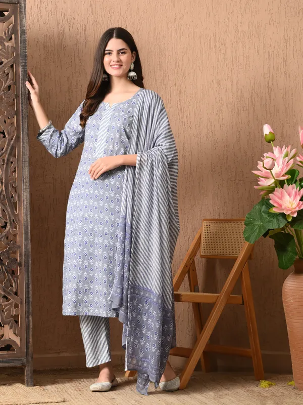 Grey_Floral_Round_Neck_Kurta_Sets_With_Dupatta_For_Women