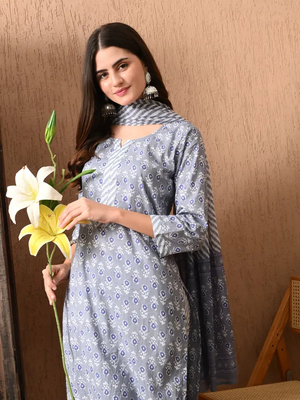 Grey_Floral_Round_Neck_Kurta_Sets_With_Dupatta_For_Women