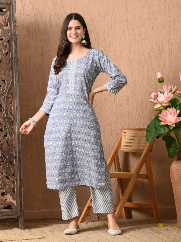 Grey_Floral_Round_Neck_Kurta_Sets_With_Dupatta_For_Women