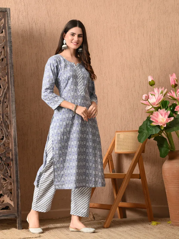 Grey_Floral_Round_Neck_Kurta_Sets_With_Dupatta_For_Women