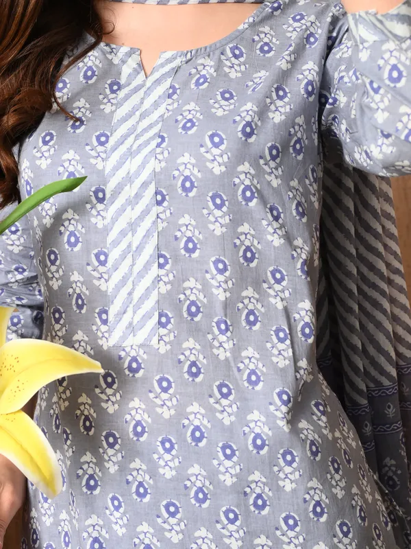Grey_Floral_Round_Neck_Kurta_Sets_With_Dupatta_For_Women