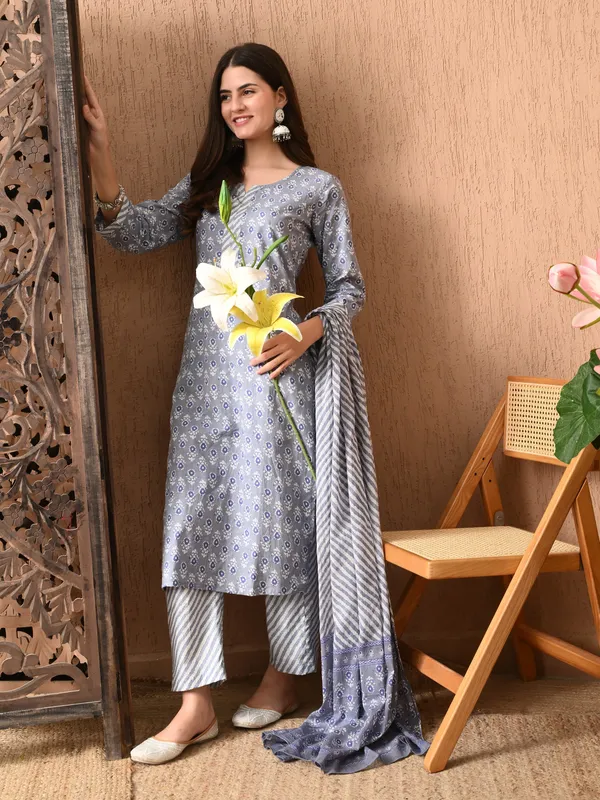 Grey_Floral_Round_Neck_Kurta_Sets_With_Dupatta_For_Women