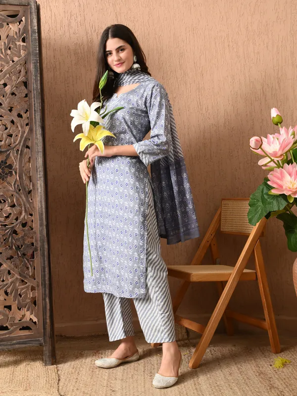 Grey_Floral_Round_Neck_Kurta_Sets_With_Dupatta_For_Women
