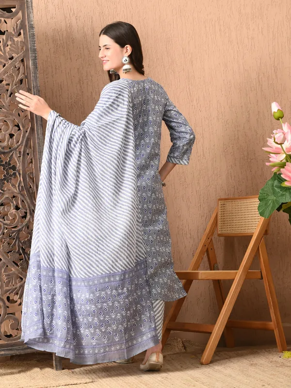 Grey_Floral_Round_Neck_Kurta_Sets_With_Dupatta_For_Women
