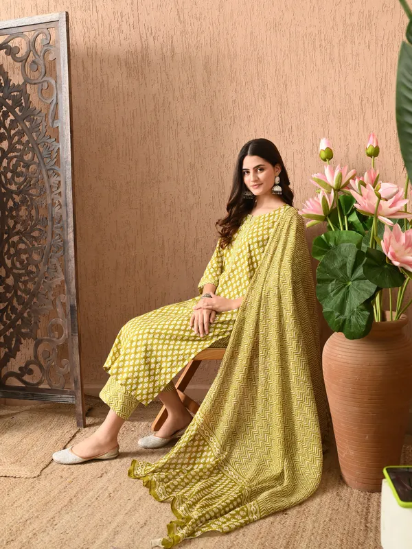 Green_Floral_Round_Neck_Kurta_Sets_With_Dupatta_For_Women