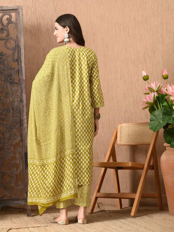 Green_Floral_Round_Neck_Kurta_Sets_With_Dupatta_For_Women