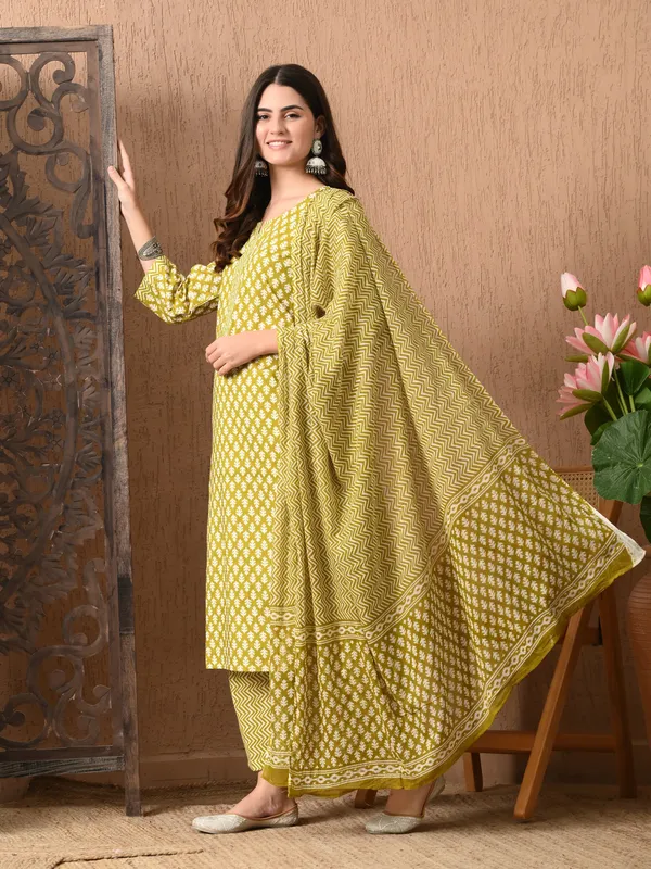 Green_Floral_Round_Neck_Kurta_Sets_With_Dupatta_For_Women