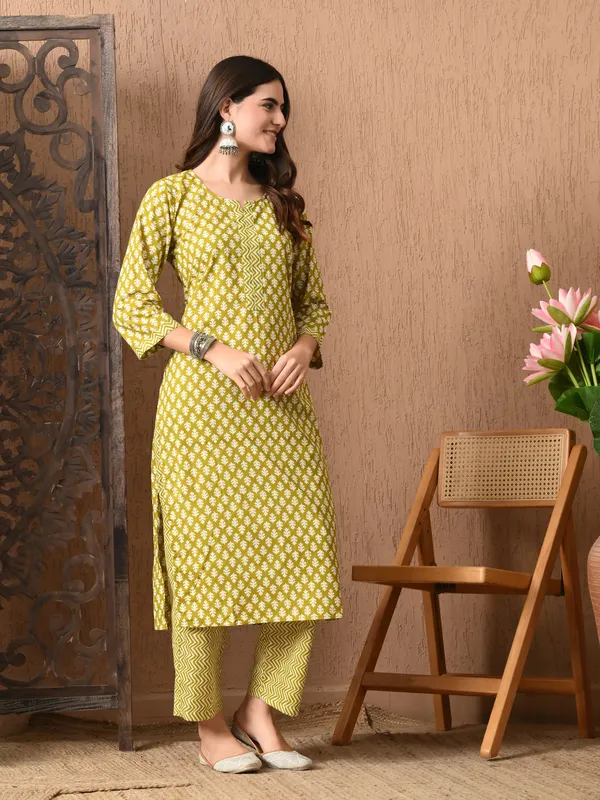Green_Floral_Round_Neck_Kurta_Sets_With_Dupatta_For_Women