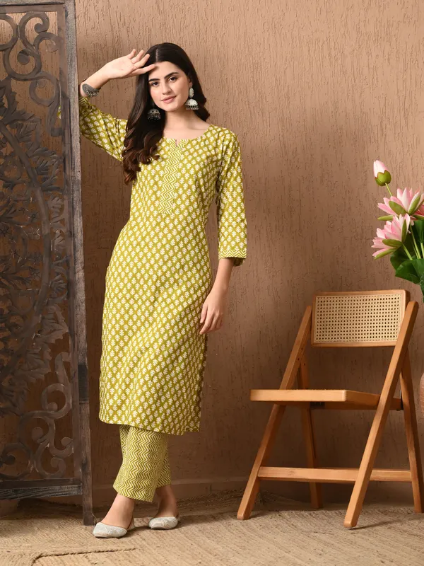 Green_Floral_Round_Neck_Kurta_Sets_With_Dupatta_For_Women