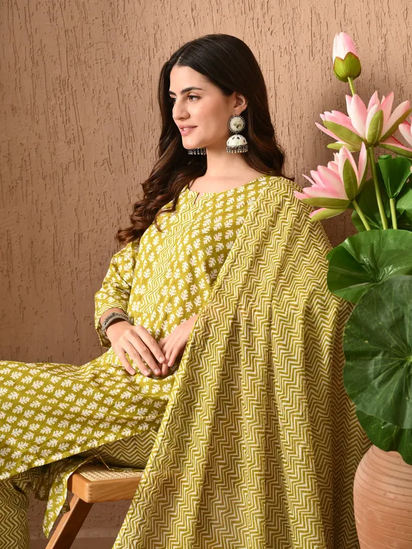 Green_Floral_Round_Neck_Kurta_Sets_With_Dupatta_For_Women