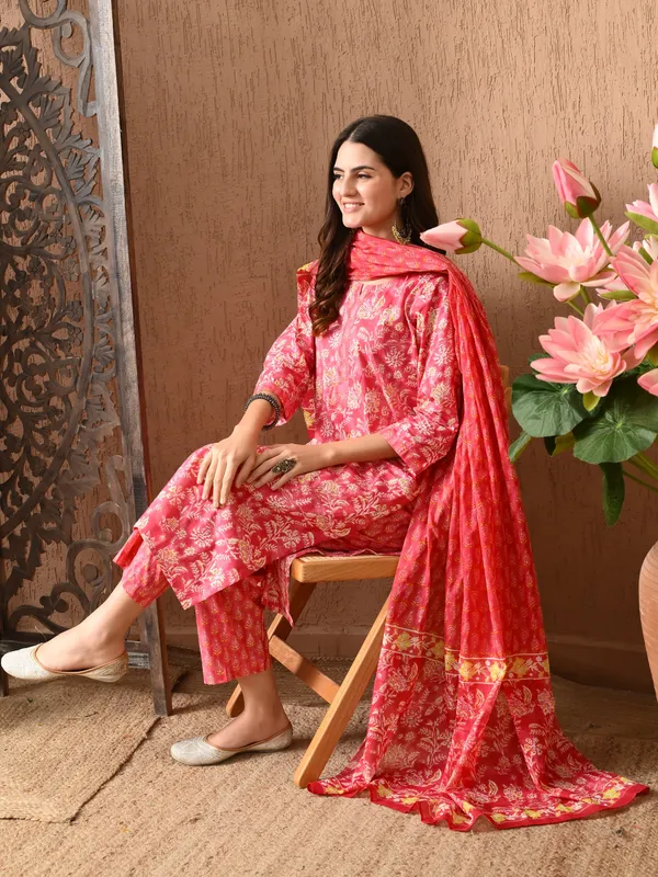 Pink_Floral_Round_Neck_Kurta_Sets_With_Dupatta_For_Women
