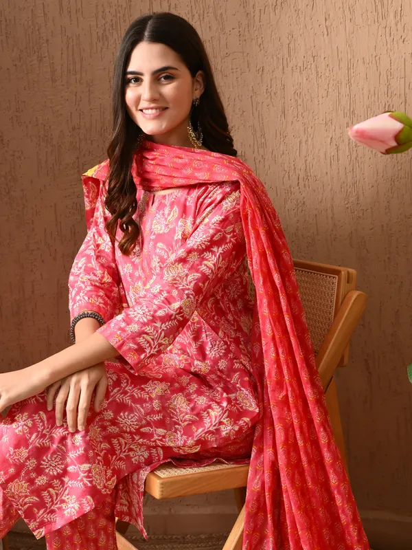Pink_Floral_Round_Neck_Kurta_Sets_With_Dupatta_For_Women