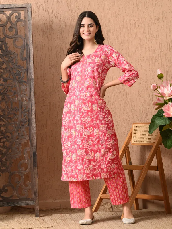 Pink_Floral_Round_Neck_Kurta_Sets_With_Dupatta_For_Women