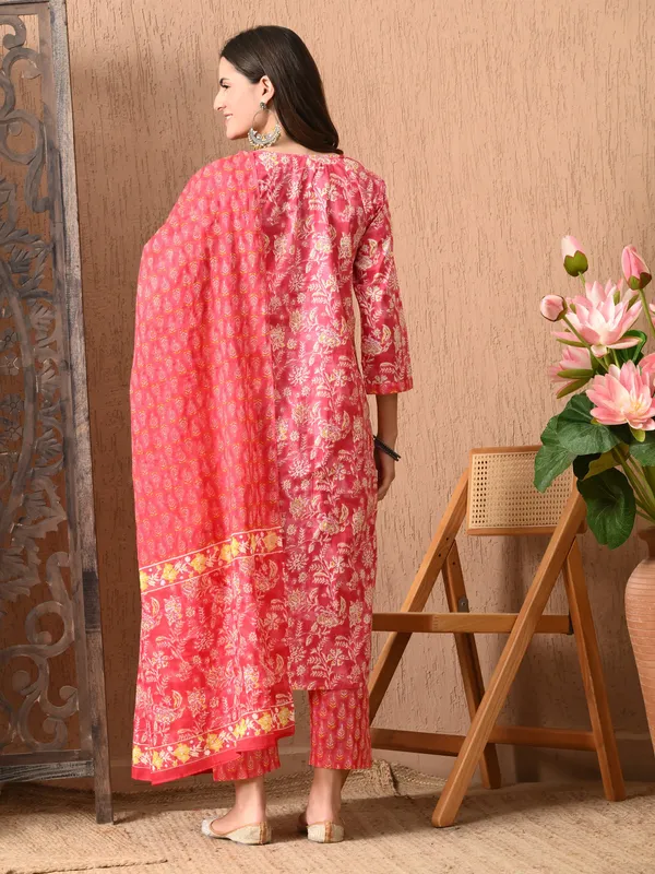 Pink_Floral_Round_Neck_Kurta_Sets_With_Dupatta_For_Women