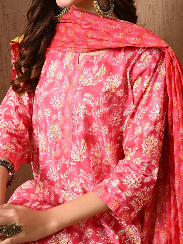 Pink_Floral_Round_Neck_Kurta_Sets_With_Dupatta_For_Women
