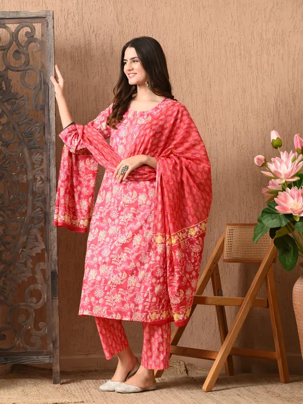 Pink_Floral_Round_Neck_Kurta_Sets_With_Dupatta_For_Women