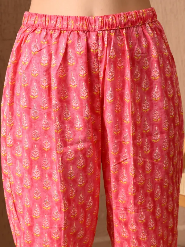 Pink_Floral_Round_Neck_Kurta_Sets_With_Dupatta_For_Women